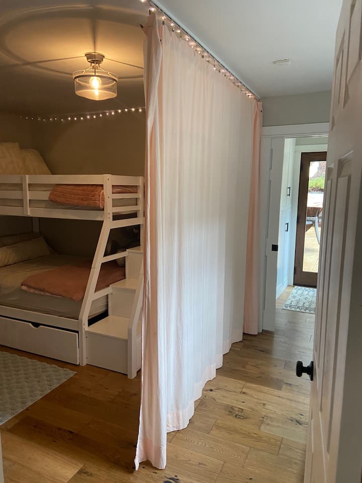 בחדר עם מיטת קומתיים יש וילון לפרטיות נוספת אם אתם רוצים להשאיר את הדלת פתוחה לגישה לחדר הרחצה האחורי. 
