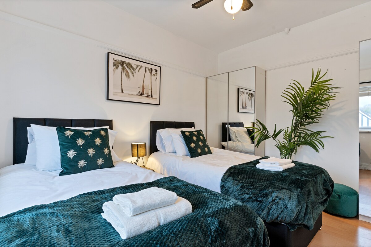 غرفة لوكس خضراء: سريران فرديان أو ملك واحد ؟ راحتك، اختياراتك.