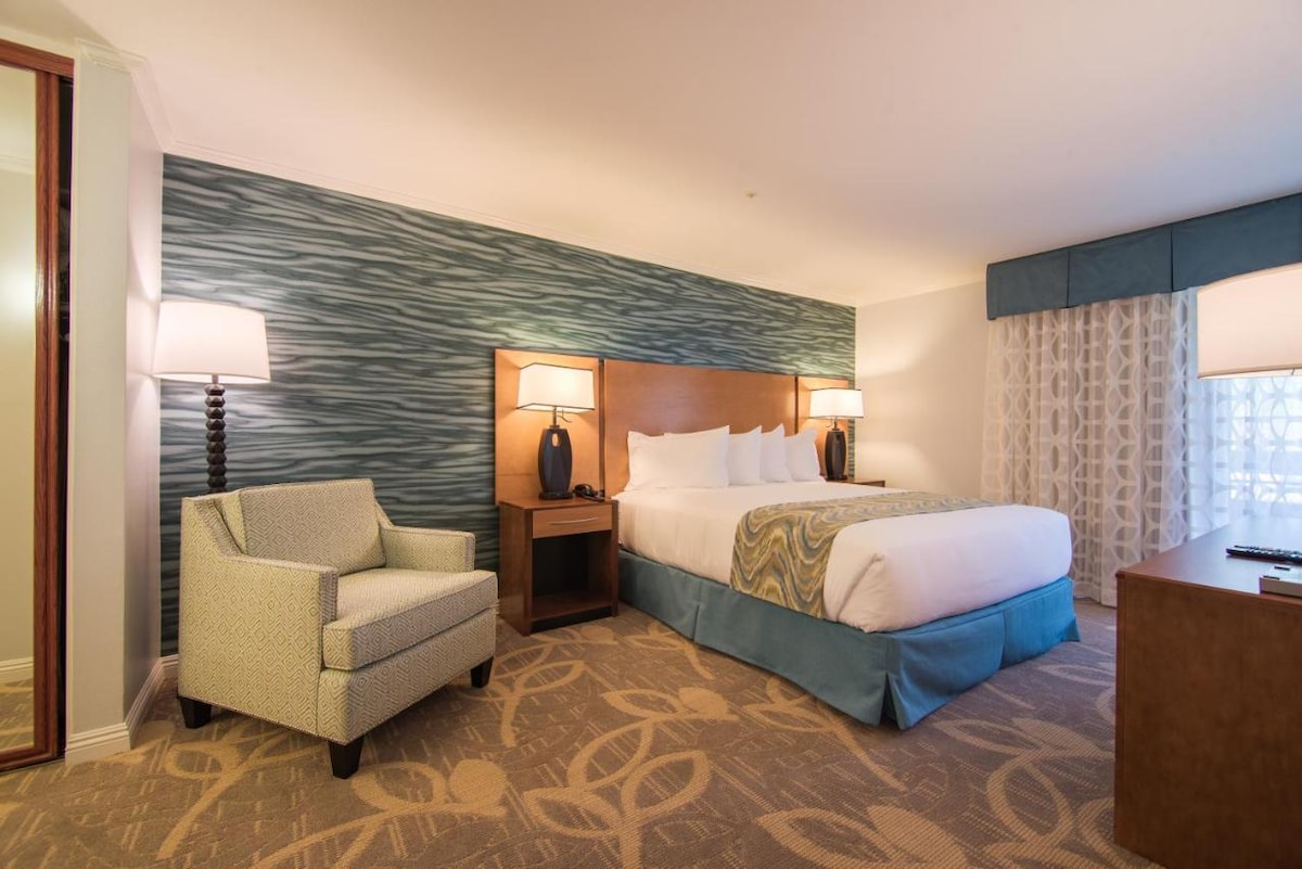 Pushime në rehati absolute me suitën tonë të gjerë me një dhomë gjumi. Merr frymë në ajër të pastër nga ballkoni yt privat dhe rehatohu në banesën tënde larg shtëpisë me shërbime të mrekullueshme dhe shërbime falas.