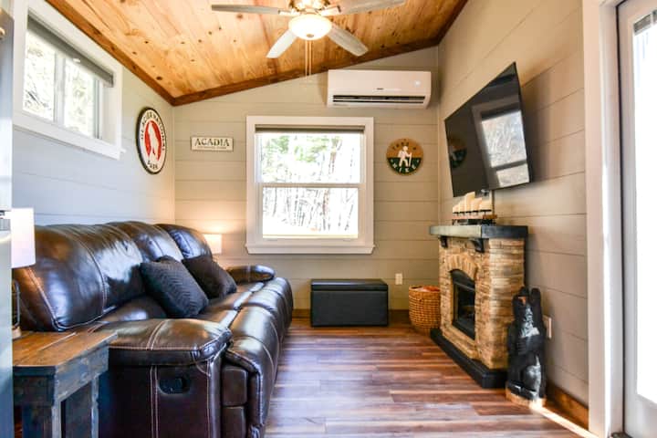 Private Tiny Cabin, Wonderful Mtn View, & Hot Tub! - Bryson City, NC