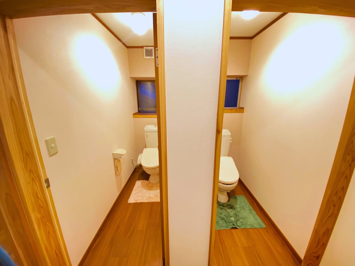 ゲスト専用の洋式トイレが2つあります。ゲスト専用のリビングと寝室に隣接しています。男女やグループで分けてご利用いただく事もできます！両方ともウォシュレット完備です！