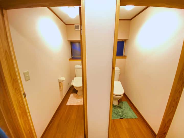ゲスト専用の洋式トイレが2つあります。ゲスト専用のリビングと寝室に隣接しています。男女やグループで分けてご利用いただく事もできます！両方ともウォシュレット完備です！