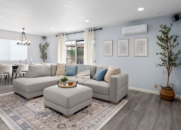 Naš privlačni dnevni prostor ima udobnu garnituru za sjedenje, veliki pametni TV i ukusno uređenje. Savršen je za opuštanje nakon cjelodnevne avanture, gledanje filmova ili uživanje u kvalitetnom vremenu s obitelji i prijateljima.