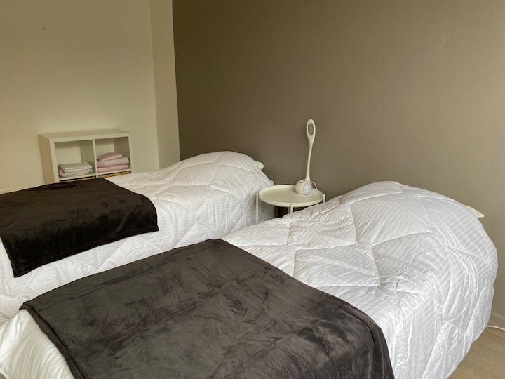 Spálňa 1 s 2 samostatnými lôžkami v 90 a komodou