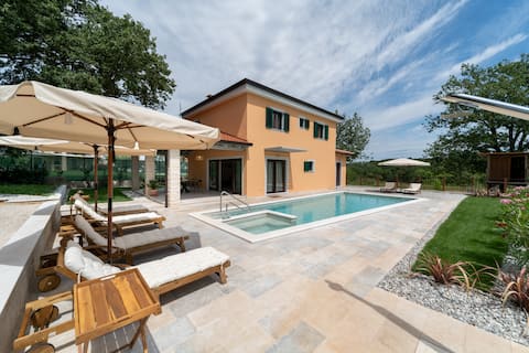 Popular Airbnb listing: Old Oak Villa in Čepljani