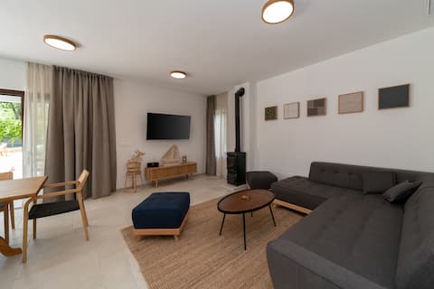 Popular Airbnb listing: Old Oak Villa in Čepljani