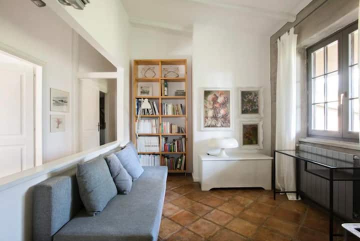 Მისაღები ოთახი 2 პირველ სართულზე 
Გასაშლელი დივანი (2 ადგილი)