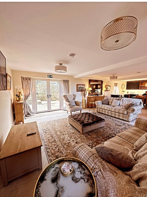 Popular Airbnb listing: Converted Barn with Hot Tub, The Hayloft. in Lancashire