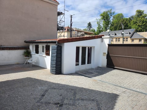 Independent room in 1 courtyard