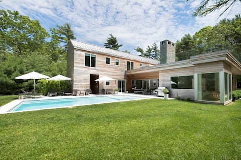 Chic East Hampton 7 Bedroom, 7 Bath, heated Pool