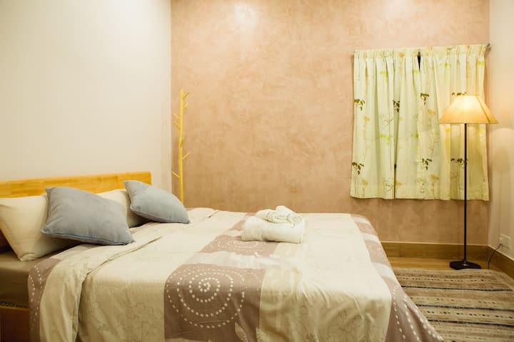 Spavaća soba 1 (Red Cottage): bračni krevet (širine 180 - 200 cm)