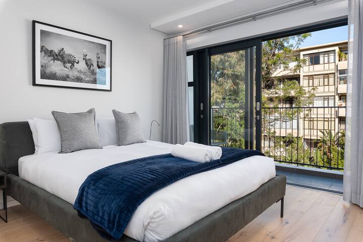 Light and spacious 2 bed apt gallery image 2