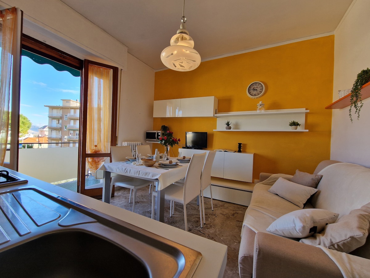 Top Airbnb: 100 meters from the sea - Free Parking and A/C in Loano