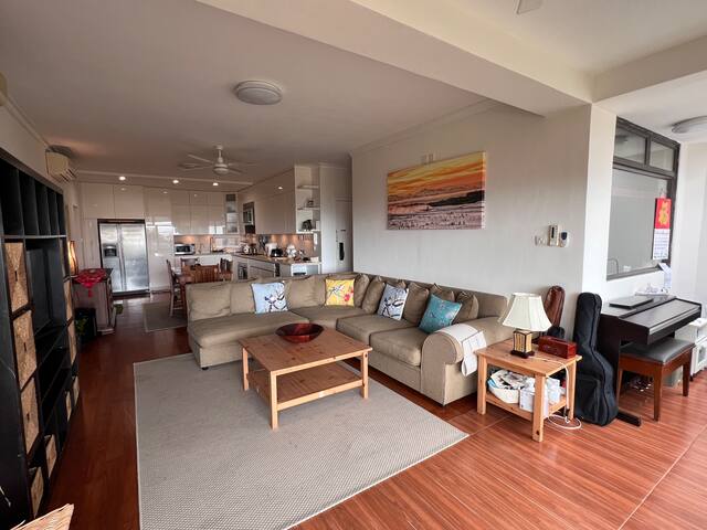 “Beautiful Garden Home with Stunning View” gallery image 2