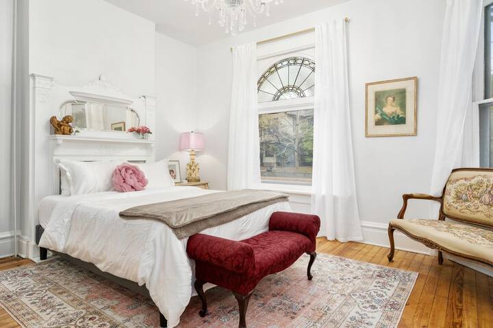 Luxury Rose Manor – Perfect for Bachelorettes! gallery image 4