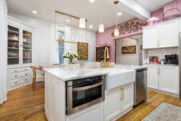 Luxury Rose Manor – Perfect for Bachelorettes! gallery image 2