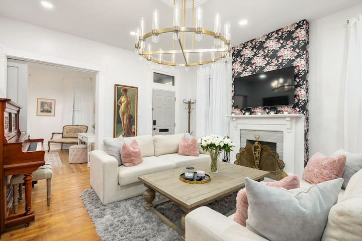 Luxury Rose Manor – Perfect for Bachelorettes!