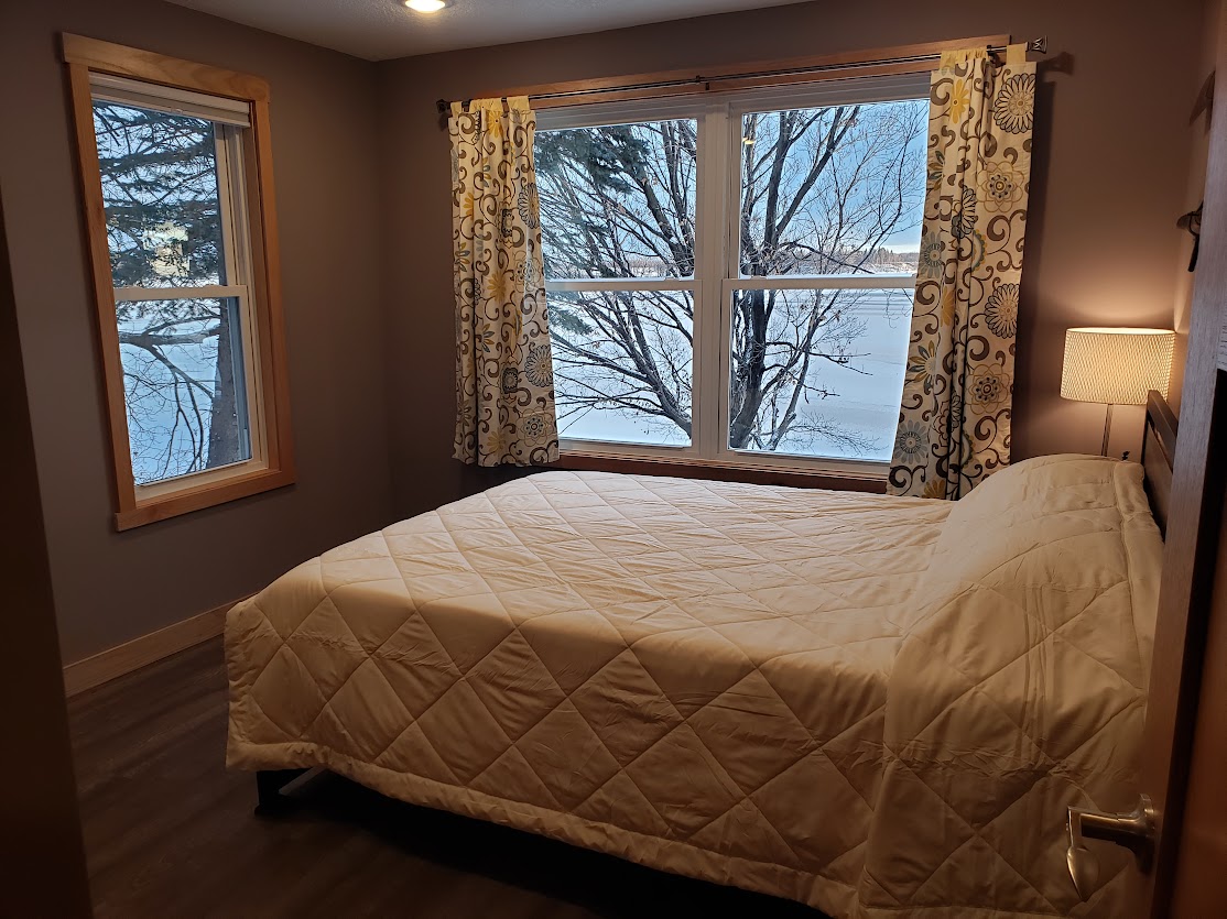 Dormitorio principal con vistas al lago.