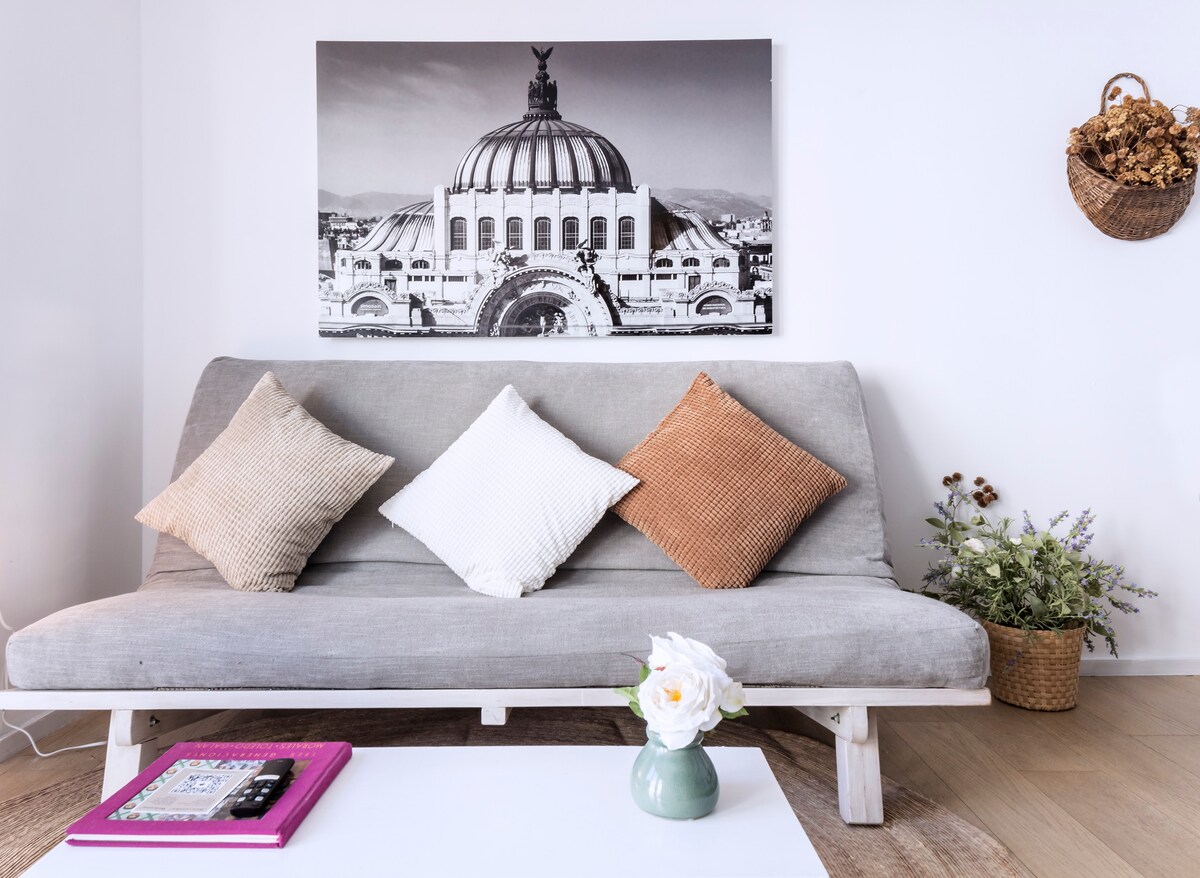 Супер удобен кауч на спуштање за тие дополнителни гости! и божествени украси