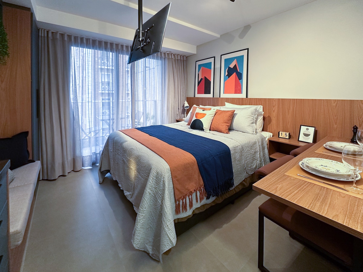 สตูดิโอกว้างขวางพร้อมเตียงควีนไซส์และระเบียงที่สะดวกสบาย