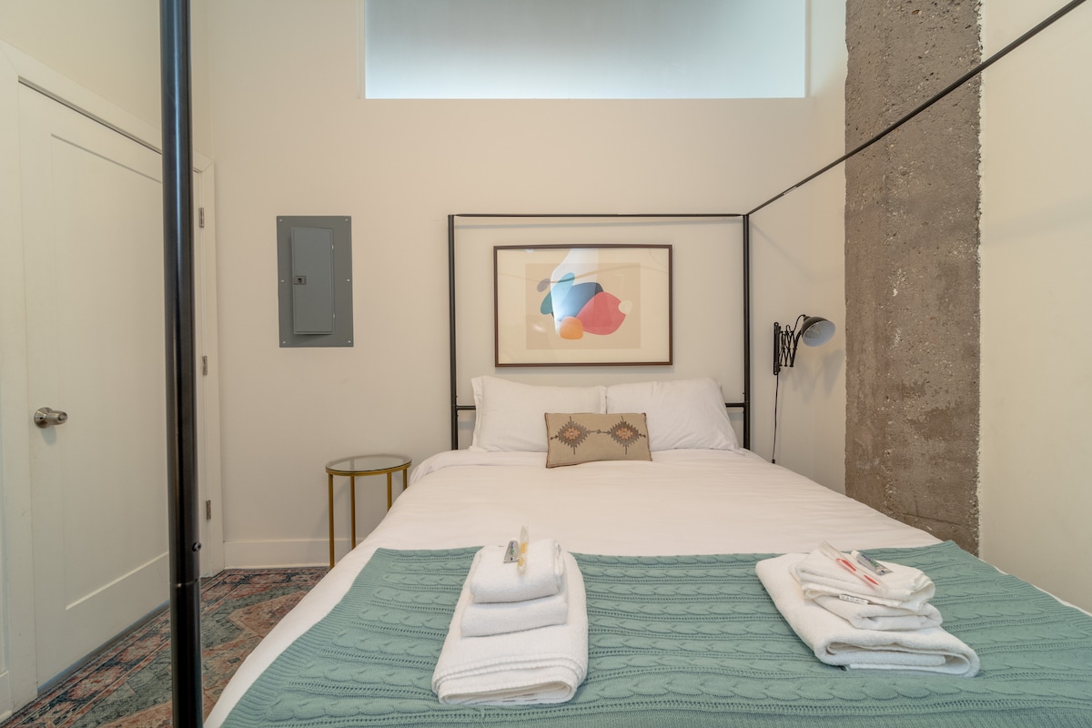 Chumba cha kulala chenye ukubwa wa kifalme kilichobuniwa vizuri.