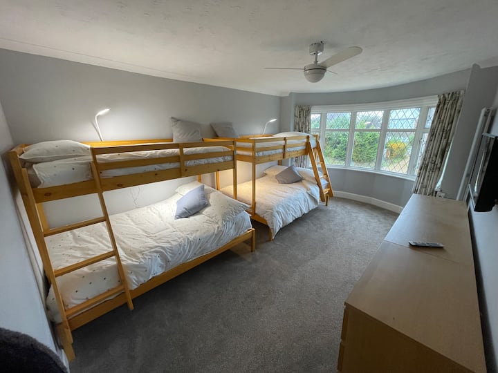 تحتوي غرفة النوم العائلية هذه على سريرين ثلاثيين، مع سرير مزدوج بطول 4 أقدام تحته وسرير علوي واحد.  بناء هذه الأسرّة هو الأنسب للأطفال أو البالغين حتى حوالي 60 كجم.  يحتوي كل سرير على مصباح قراءة خاص به.   