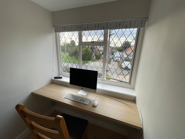 توفر غرفة النوم الرابعة منطقة دراسة للعمل الهادئ، بما في ذلك الوصول إلى الإنترنت عبر استخدام Apple Mac.
خلفه، يمكن أن يوفر فوتون مزدوج مساحة نوم إضافية لشخصين. 