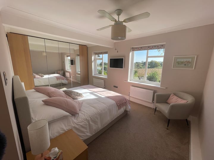 تحتوي غرفة النوم الرئيسية هذه على سرير سوبر كينج مع غرفة استحمام داخلية.  تحتوي الغرفة على خزانات ملابس واسعة مع رفوف ورسومات ومساحة معلقة.  تمتد المناظر الجميلة نحو مياه ساوثهامبتون وبورتسموث إلى ما وراءها.   