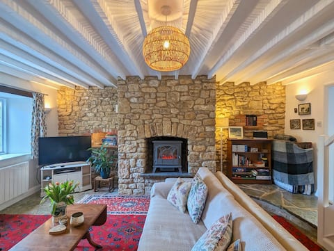 Successful Airbnb property: Cottage in Shipton Gorge, parking/garden in West Dorset