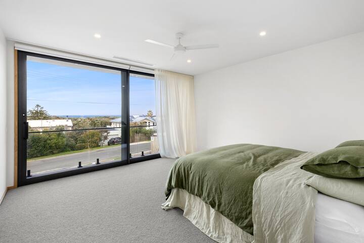 Brand new with spectacular views gallery image 5