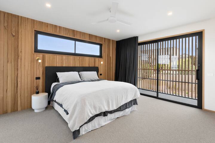 Brand new with spectacular views gallery image 3