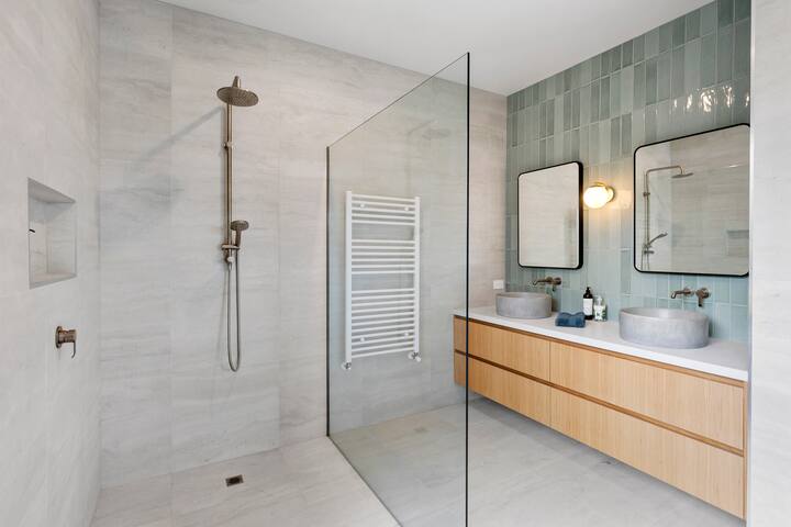 Brand new with spectacular views gallery image 4