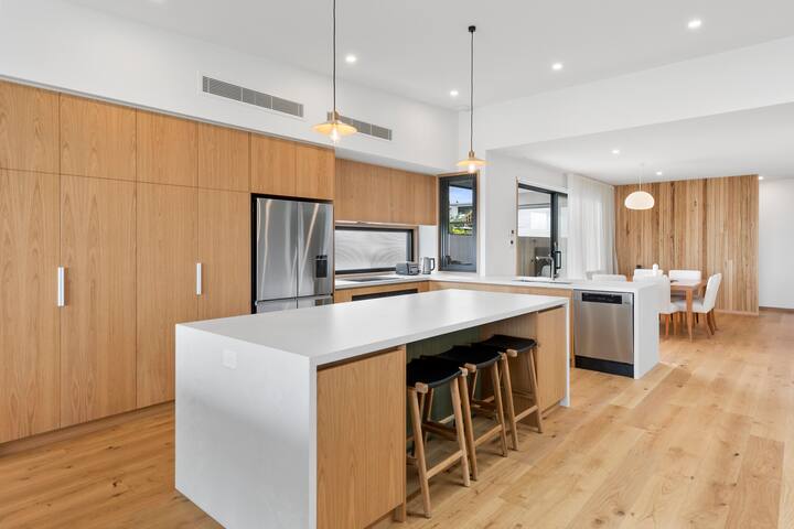 Brand new with spectacular views gallery image 2