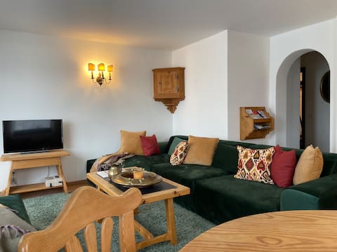 Successful Airbnb property: Small but nice with a view! in Silvaplana