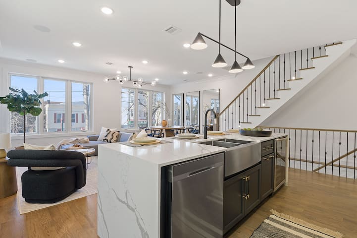 Huge 3BR 3.5BA Duplex w/Rooftop & NYC Views
