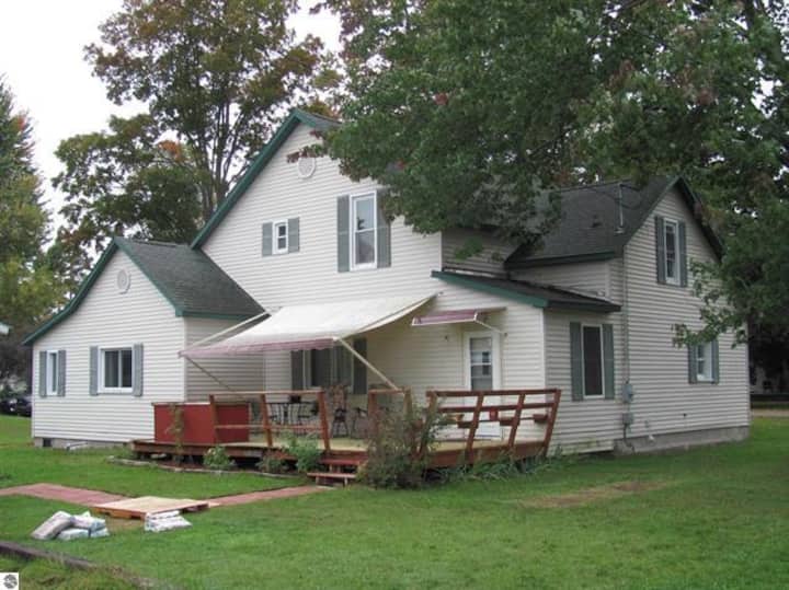 Tawas Beach Getaway, Family Size Houses for Rent in Tawas City