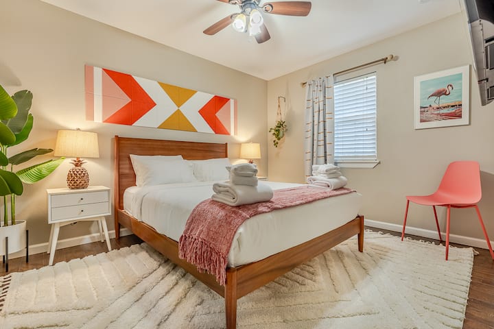 主要房客-标准双人螺旋床垫。 高级床上用品。壁挂电视，带ROKU  最近的小型未图片包括衣架、浴袍、行李架、额外的毯子等。  应该是国王！  非常抱歉！ Pelican & Palm高级住宿