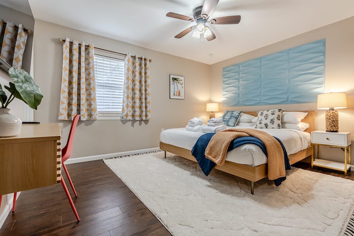 带Helix床垫的主卧加大双人床卧室。  硬柔软的枕头，增加了舒适度。  如果您需要工作空间，这里有壁挂式办公桌和光纤无线网络。  大衣柜、镜子，墙上有一两个地方可以挂上您的物品。  