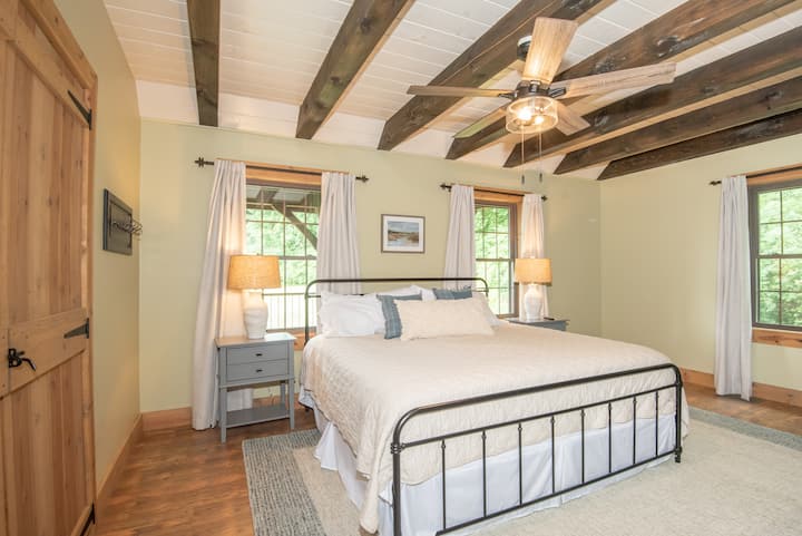 Master bedroom w/ king bed & closet