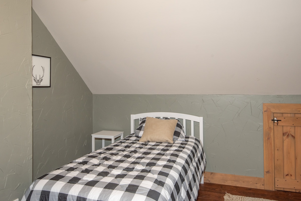 寝室4. 2段ベッドとシングルベッド1台