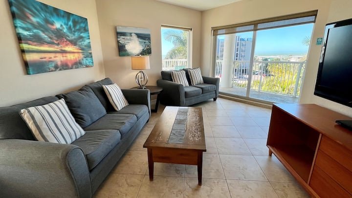2br Condo With Large End-unit Balcony & Ocean View - Treasure Island, FL