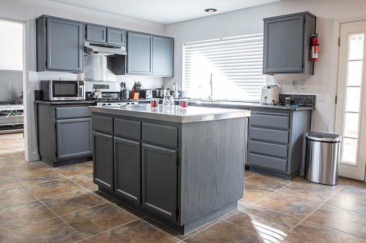 Near the Strip – Heated Pool – Pet Friendly gallery image 5