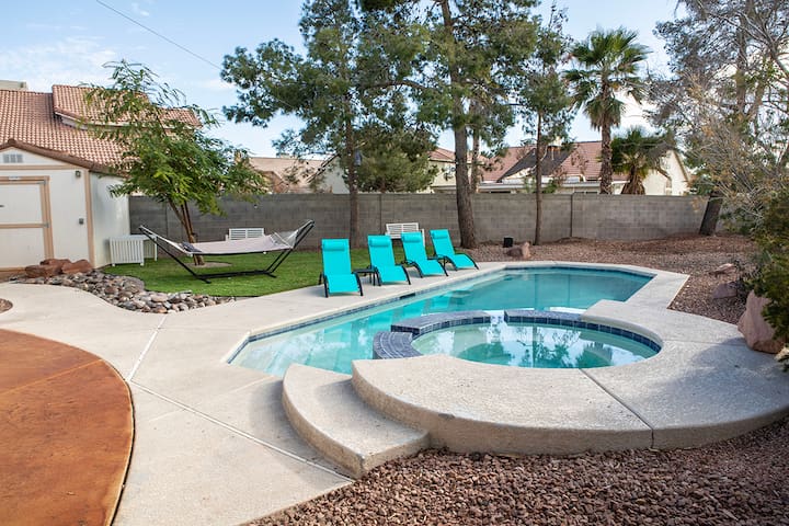 Near the Strip – Heated Pool – Pet Friendly gallery image 2