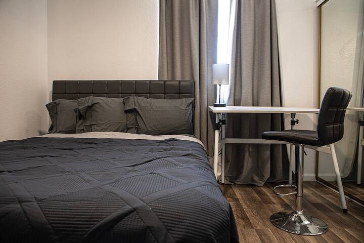 Near the Strip – Heated Pool – Pet Friendly gallery image 4