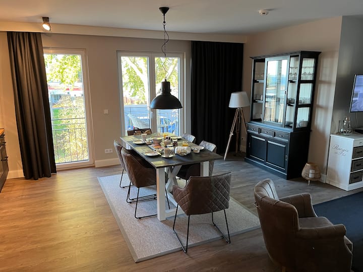 Right on the beach promenade, including sea views!