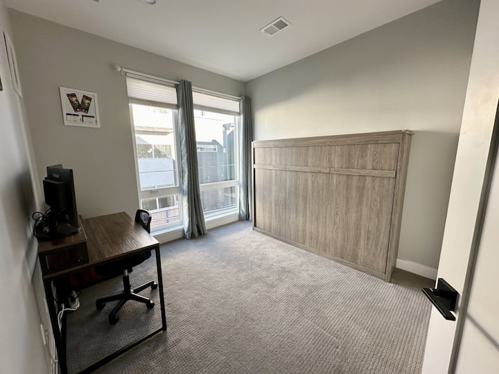 Მეორე საძინებელი მერფის სრული საწოლითა და სამუშაო მაგიდით