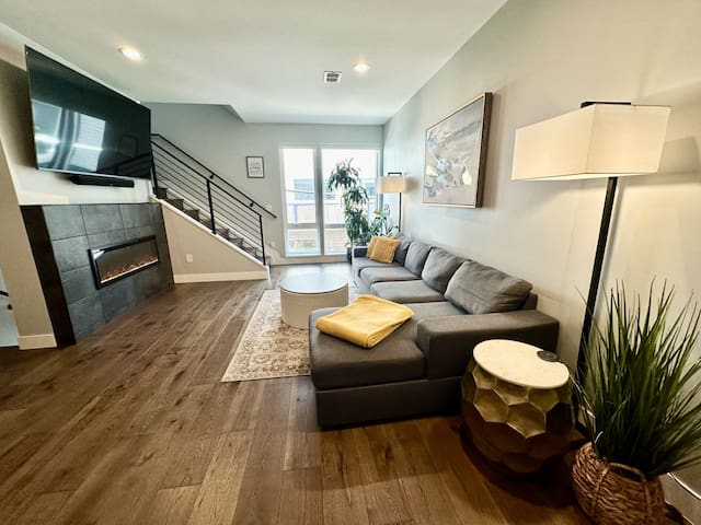 Walk to Broncos – Hot Tub, Patio, Fireplace