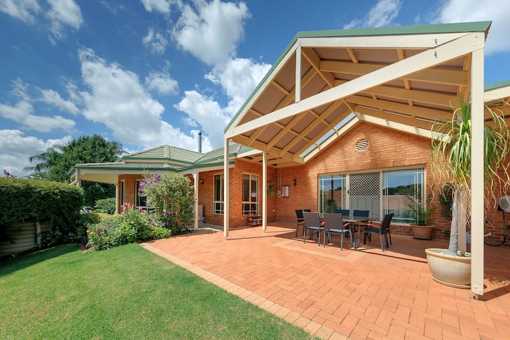 Haldon House- spacious & comfy