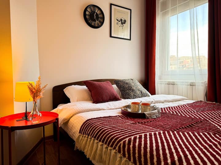 Veľká manželská posteľ, ideálna na dobitie pred dobrodružstvami✨