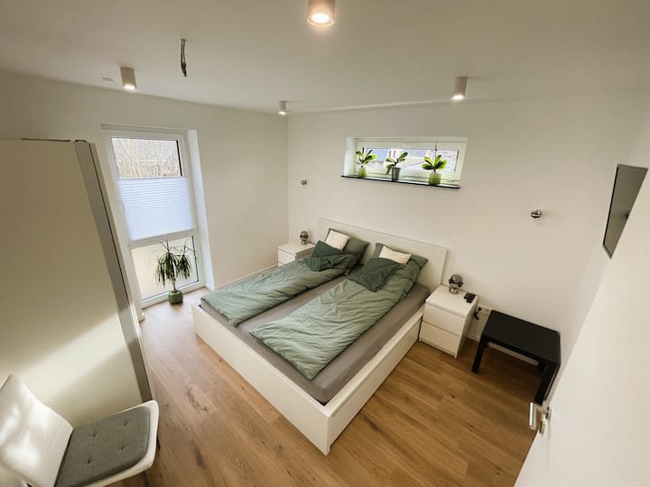 Dormitorio del piso superior 1: cama doble (180 x 200 cm) incl. Ropa de cama, postres, lámparas de postres, armario con perchas y TV. Persianas eléctricas para el apagón.